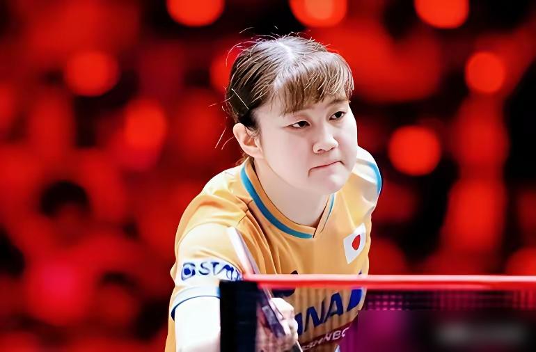 刚打崩咱们国乒主力的日本削球大将，回国转头就撞碎了满口牙。队友直接拿拍子把她按在