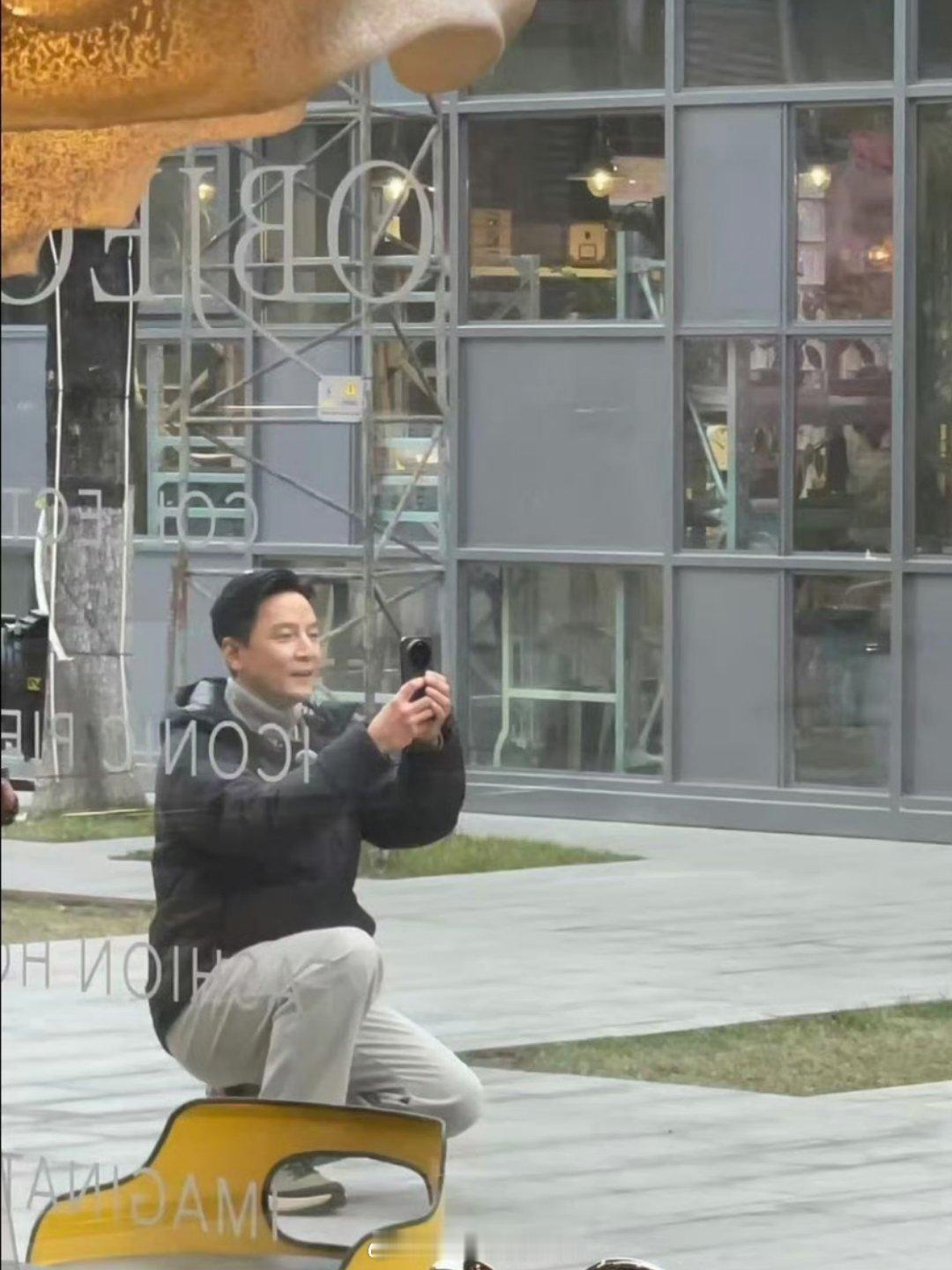 吴彦祖疑似用上小米新机阿祖已经用上小米17Ultra了？别说，跟现在网上的渲染图