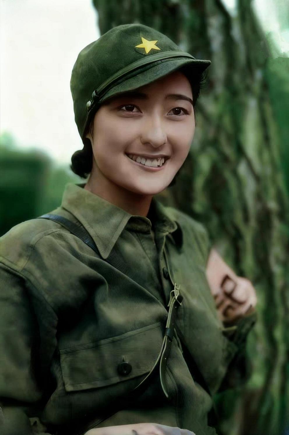 这是在相册中发现的一张日军女兵彩色照片。她的右臂有一个臂章，上面有一个“记”字，