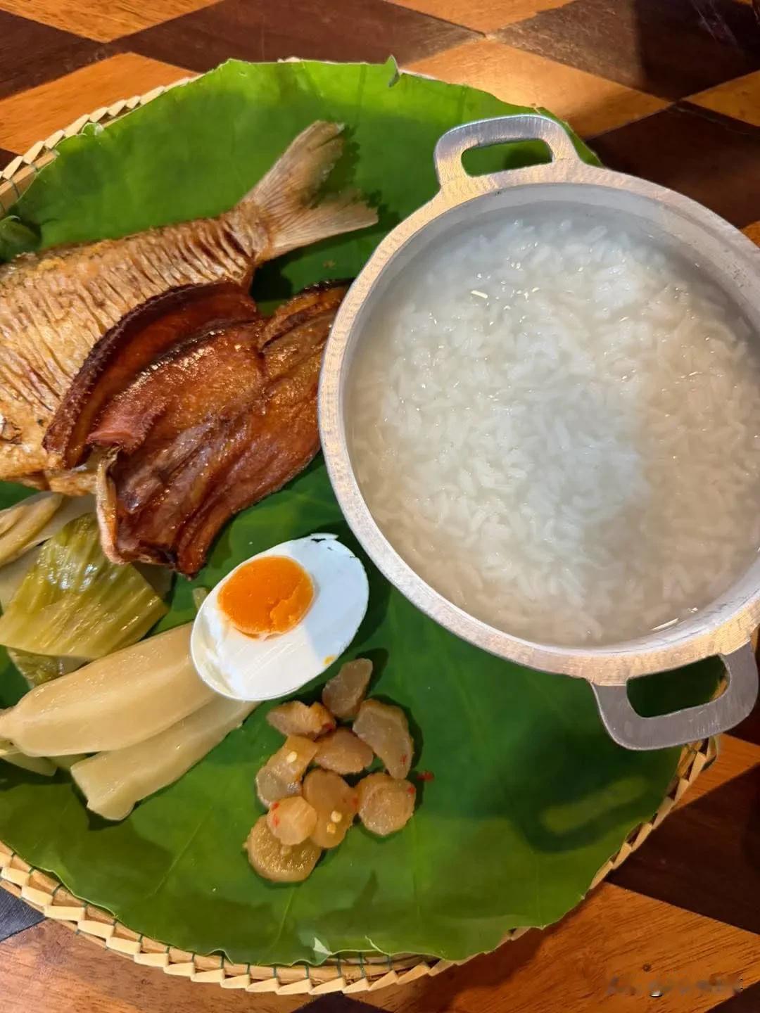 柬埔寨人的早餐，咸鱼干、咸鸭蛋、小咸菜和粥。看着是不是似曾相识。