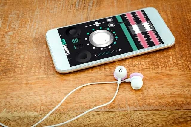 【手机圈最近有个未解之谜】为什么厂商砍掉耳机孔的理由比丈母娘挑女婿还离谱？当