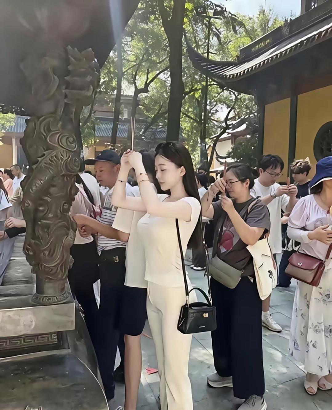 她长的这么漂亮,还求什么？