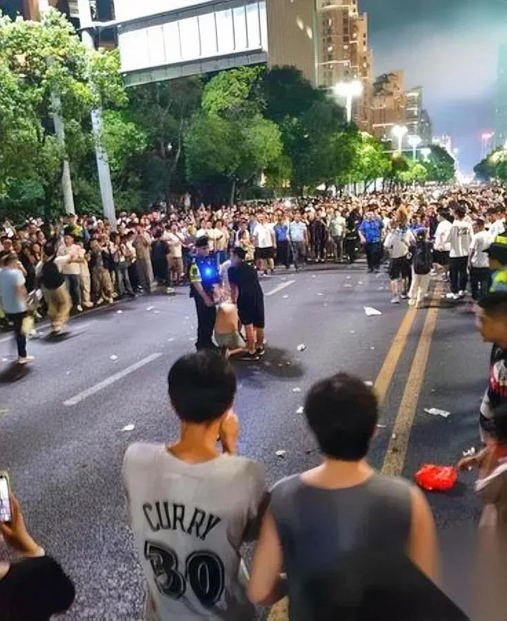 南昌街头这幕，反转比电影还巧。赤膊男被飞踹，罪魁居然是把扇子？31岁的李