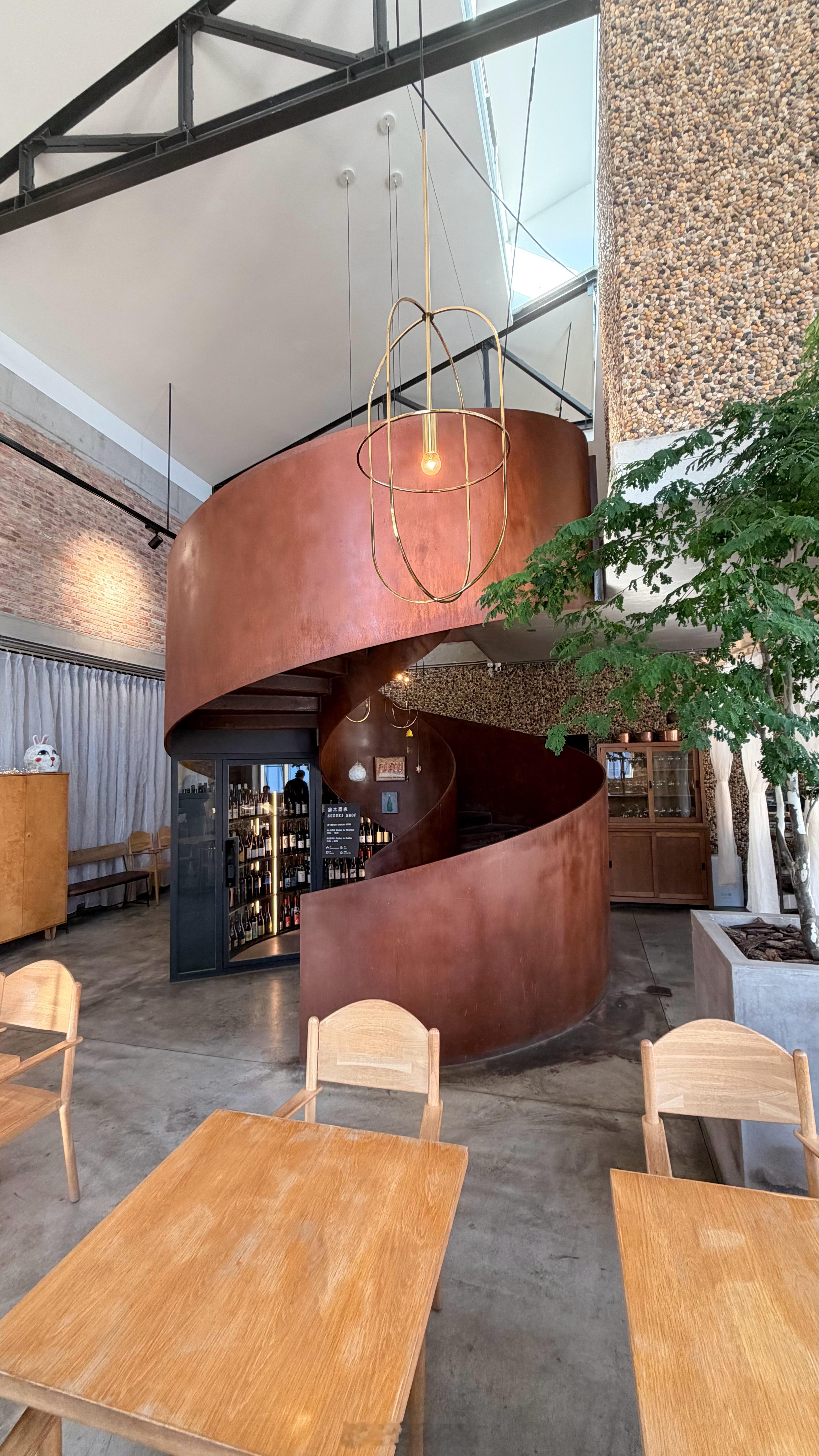 没想到798的铃木食堂已经改名了，只有二楼铃木商店还保留着，挺可爱的可以逛逛路过