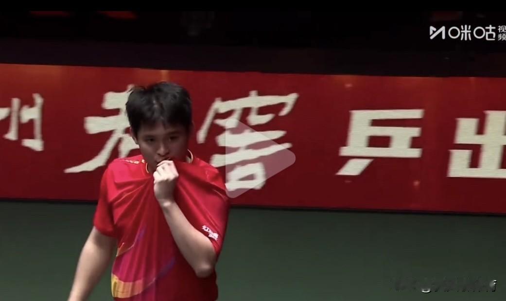 林诗栋赢球后深情亲吻胸前的国旗！赢下张本智和后，小将林诗栋指着胸前的五星红旗，然