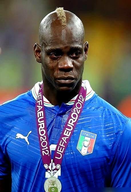 布冯一个眼神就能让他老实！以前的意大利队，更衣室里有巴洛特利这种“刺头”，但