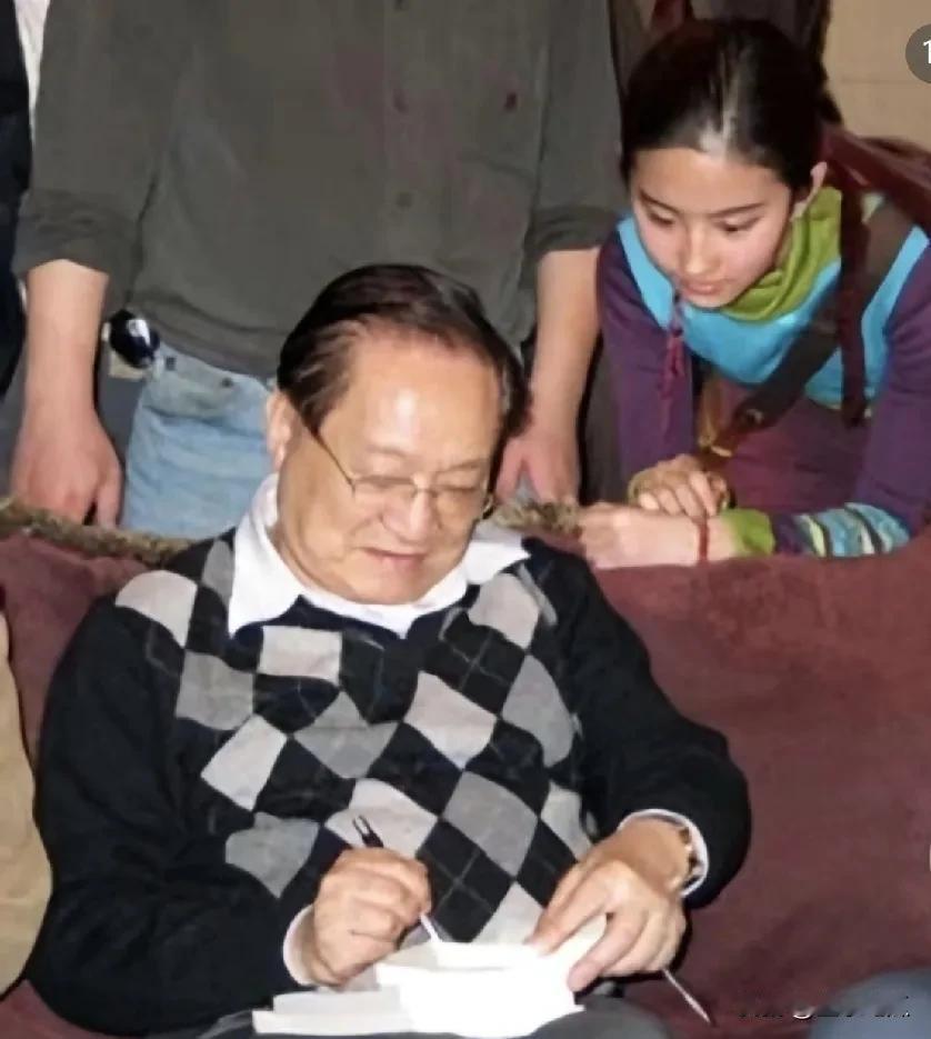 金庸先生堪称武侠界泰斗，他笔下的武侠世界影响深远，而且他对美人的品味也极高。刘亦