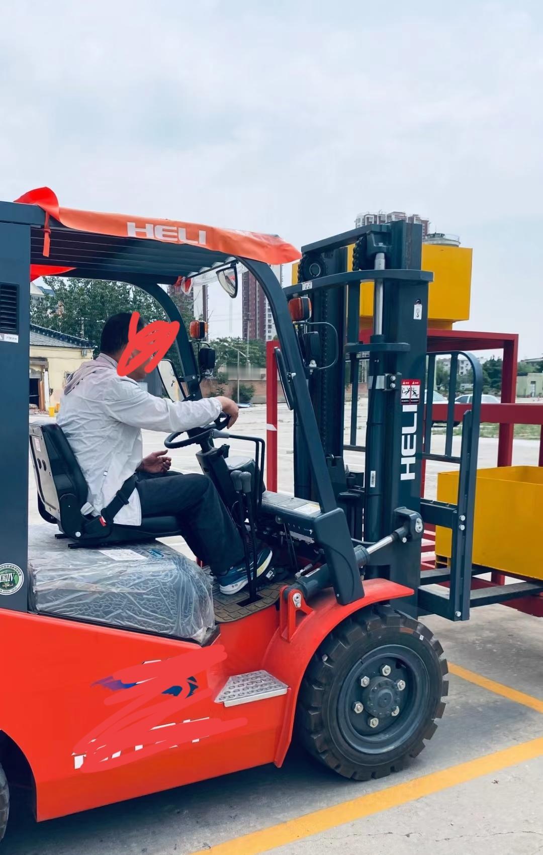 6500元一月请进来的叉车司机，干了不到一个月就辞工了，原因很简单，就是干活跟叉