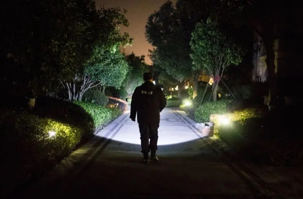 以后夜班保安的日子不好过喽！这活儿听着简单，可真干起来，够呛！就说我这安保项目，