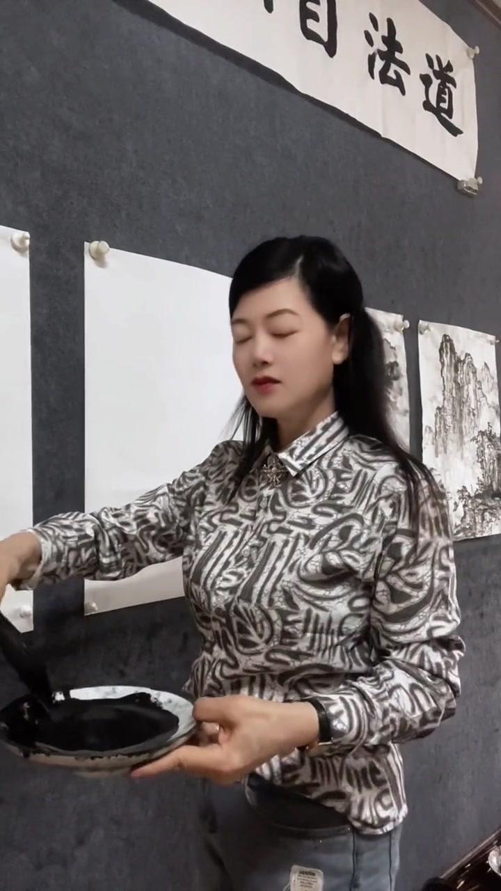 🖌️以线造型是山水画的灵魂，用线时要避免过于光滑。下笔时保持手腕灵活转动，线条