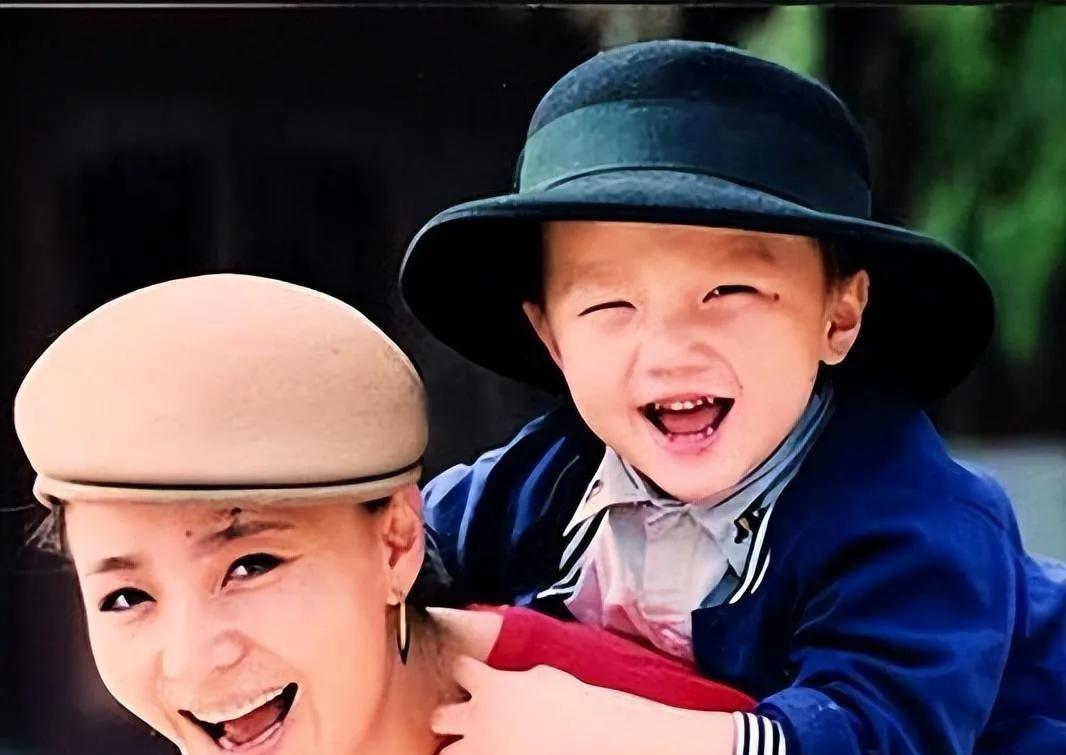 巴图的大姨这样评价巴图：他要是乞丐，会是一个特别快乐的乞丐；妈妈宋丹丹：他有很多