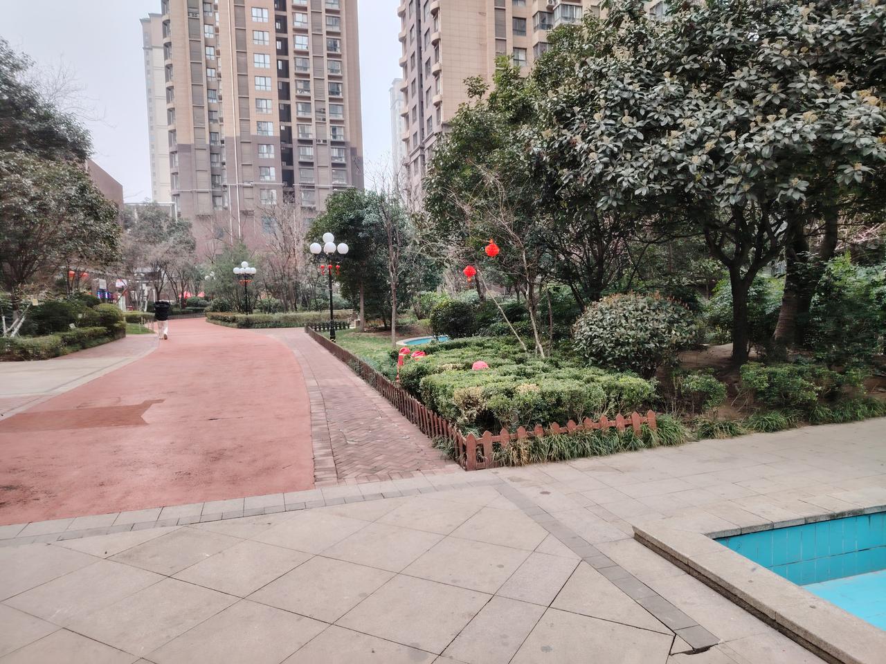 校长上任不自强，不给教师做榜样。教师签到紧赶趟，自己从来不到场。听课要求