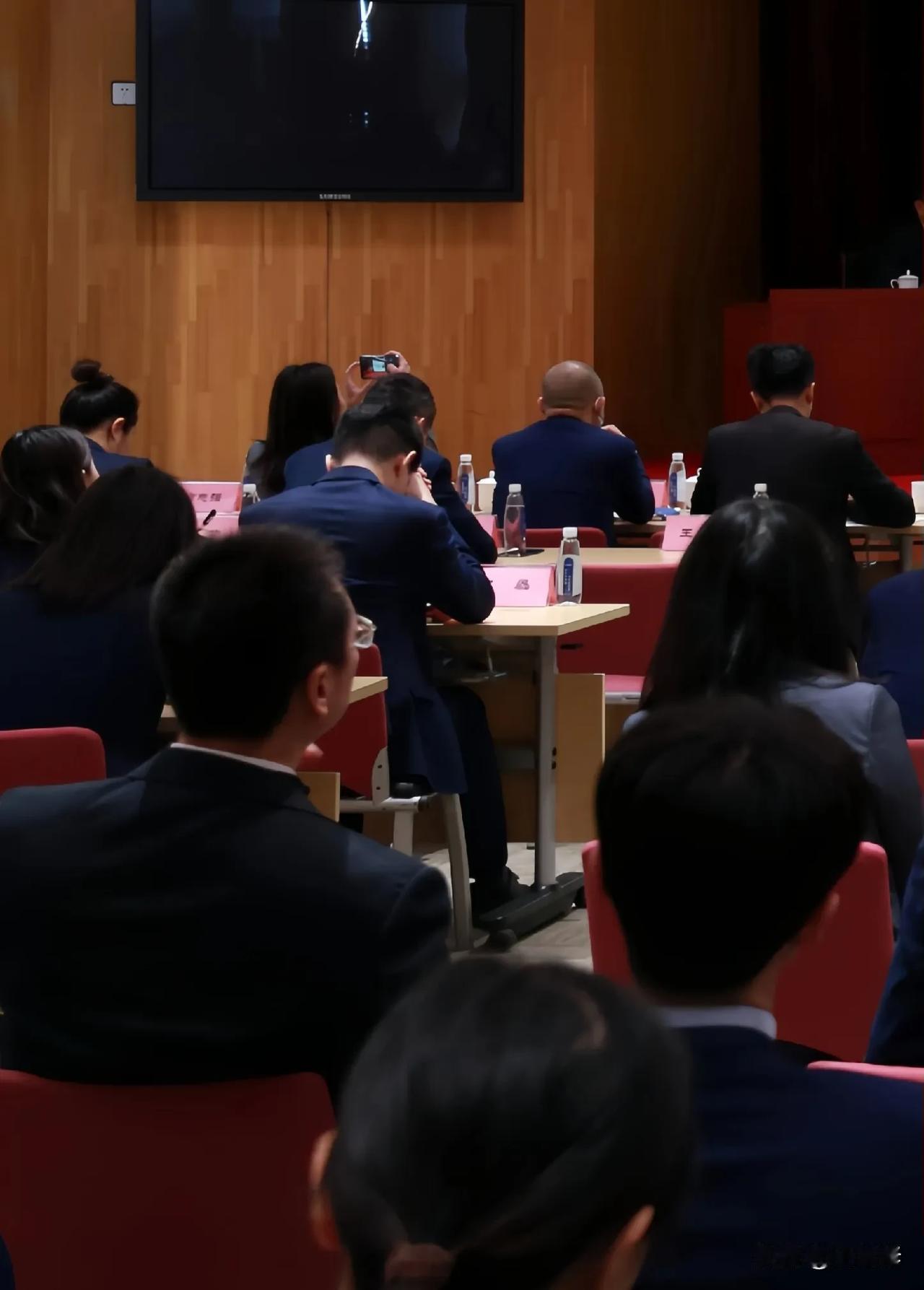 为什么越来越多的老板富豪，热衷家族信托?首先咱要知道什么是家族信托，现在的信