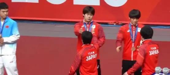 颁奖台当众甩脸、敷衍握手！张本智和的父亲张本宇遭到了日本乒协的惩处，这也波及到了
