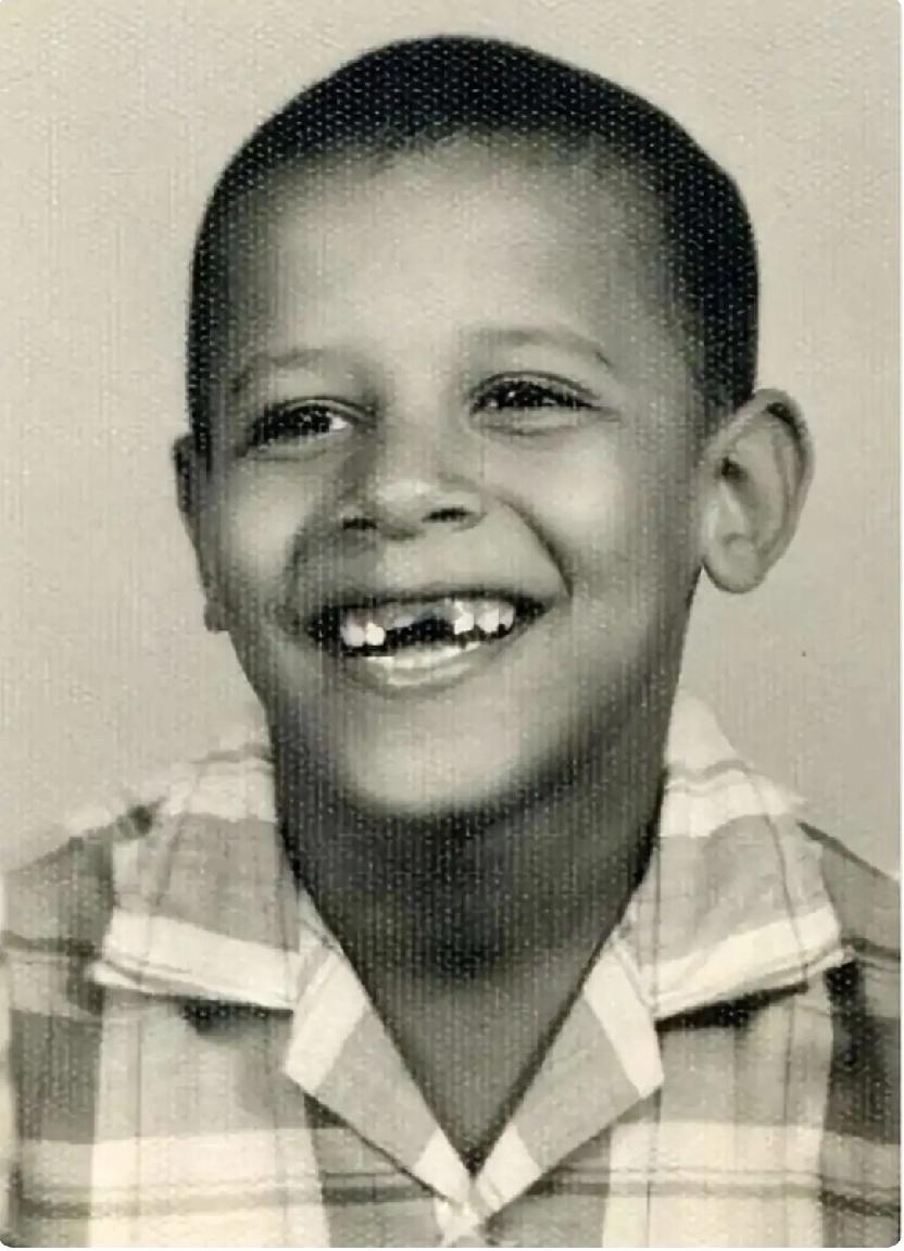 换牙期的奥巴马是个俊朗的小家伙，他成长于一个单亲家庭里，有亲爱的妈妈陪伴他。帅