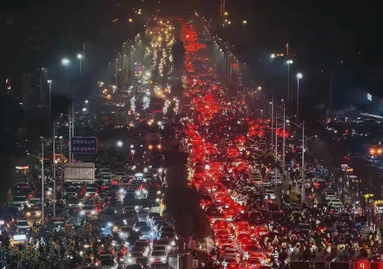 江西赣州市，这几年在文旅经营方面可是相当成功了。利用本市的宋朝古城文化，打造起了