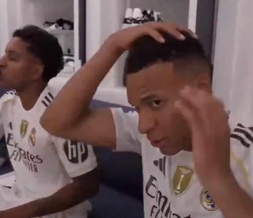 姆巴佩终成领袖，喊话更衣室！在西班牙国家德比赛后，姆巴佩回到皇马更衣室喊话：