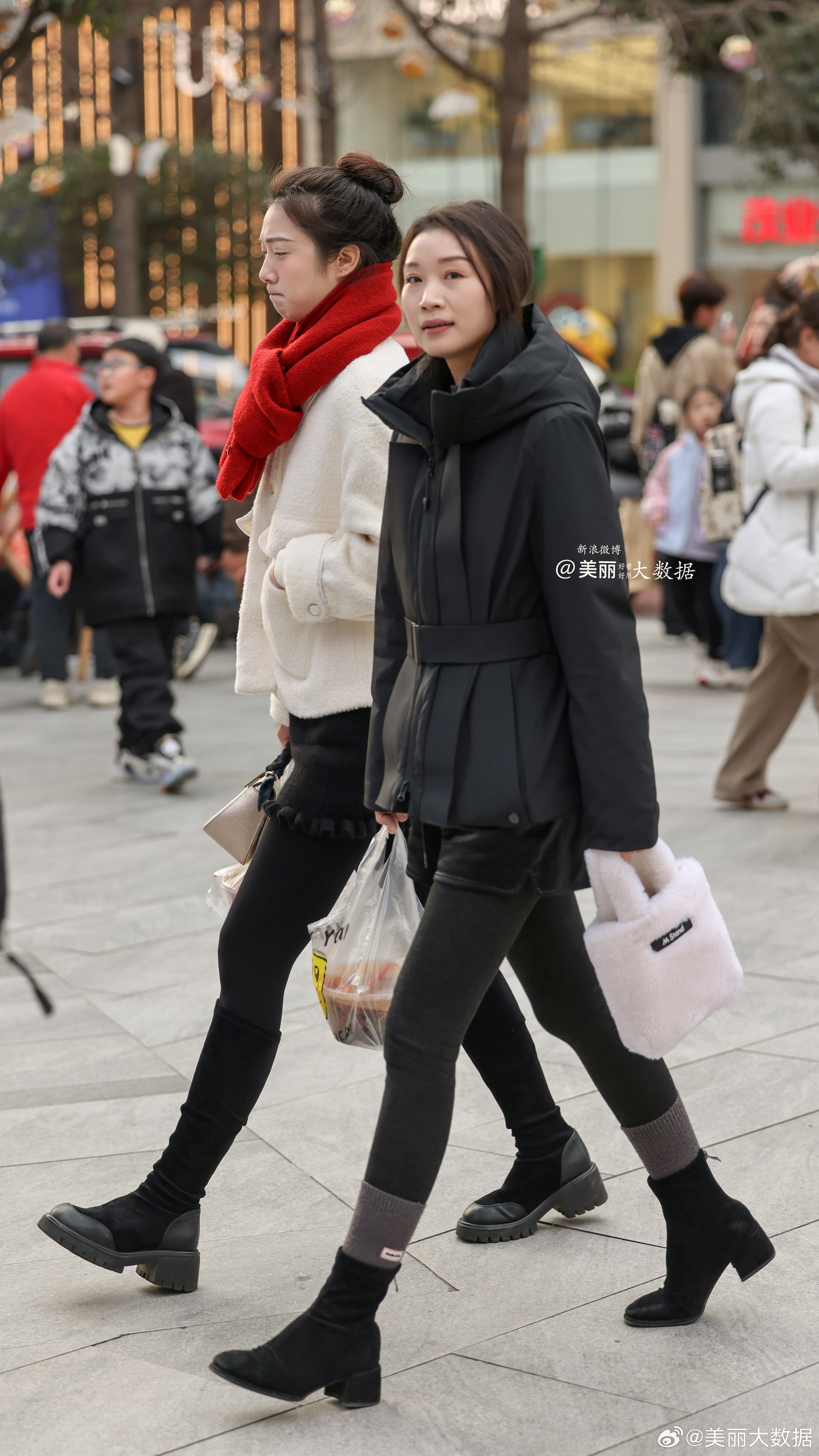 红色，在冬天是那样的醒目。