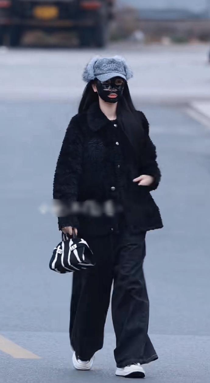 不得不说，窝鱼每天都太时髦了，完全黑口罩主理人，allblack概念的神…