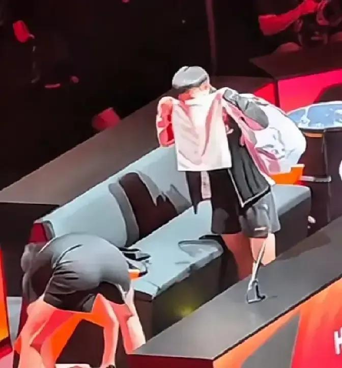 头头比赛完没急着走，蹲下来把莎莎的高跟鞋鞋带塞进鞋侧，顺手把她的包挂自己脖子上，