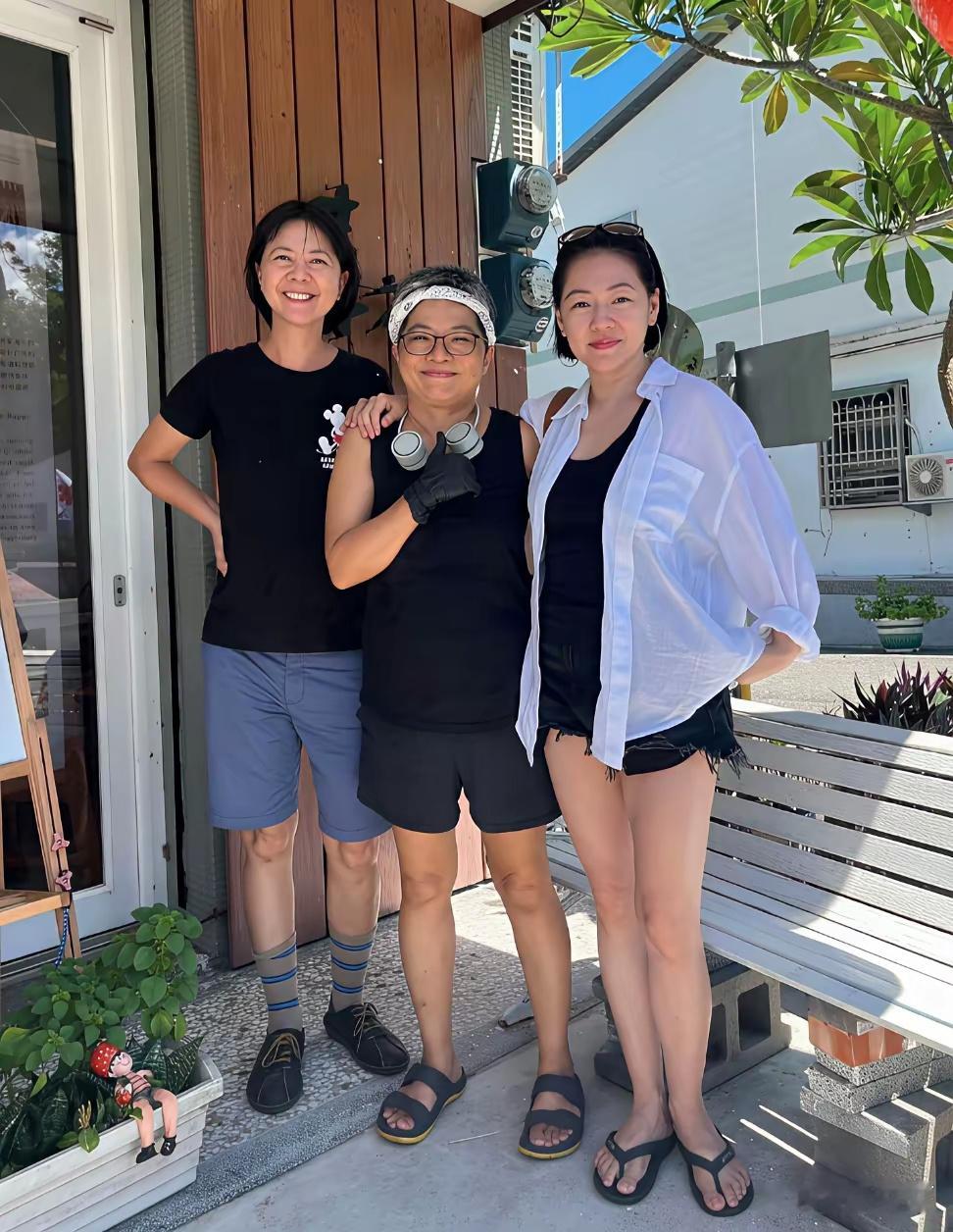 47岁小S台东聚餐被偶遇，拖鞋短裤随性出镜笑容满面