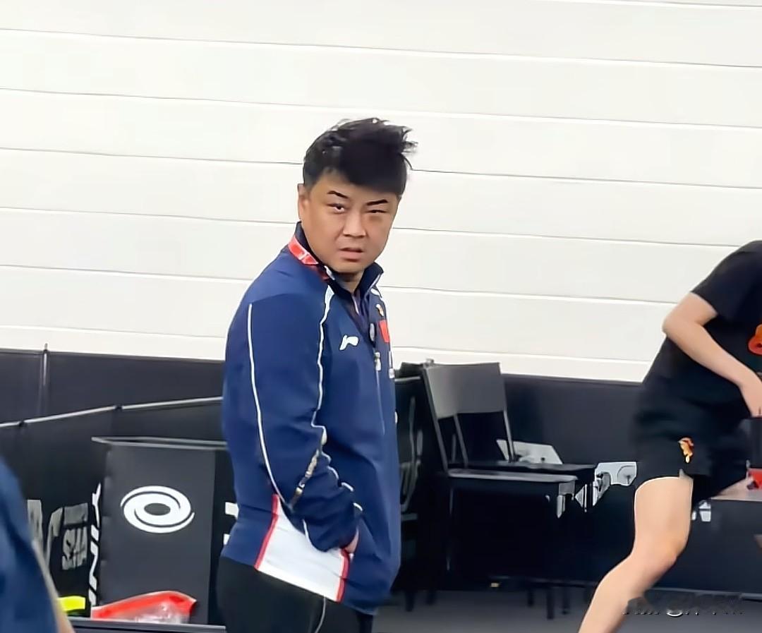 真的要被这张图给笑麻了，咱们的王皓教练到底经历了什么？！有网友拍到白告教练在