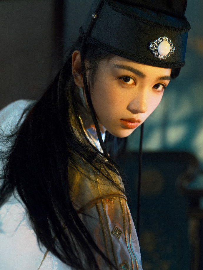 好一个俊俏的小公子！代露娃这组写真感觉既能代行走江湖的侠义少年，又能代玩转权谋的