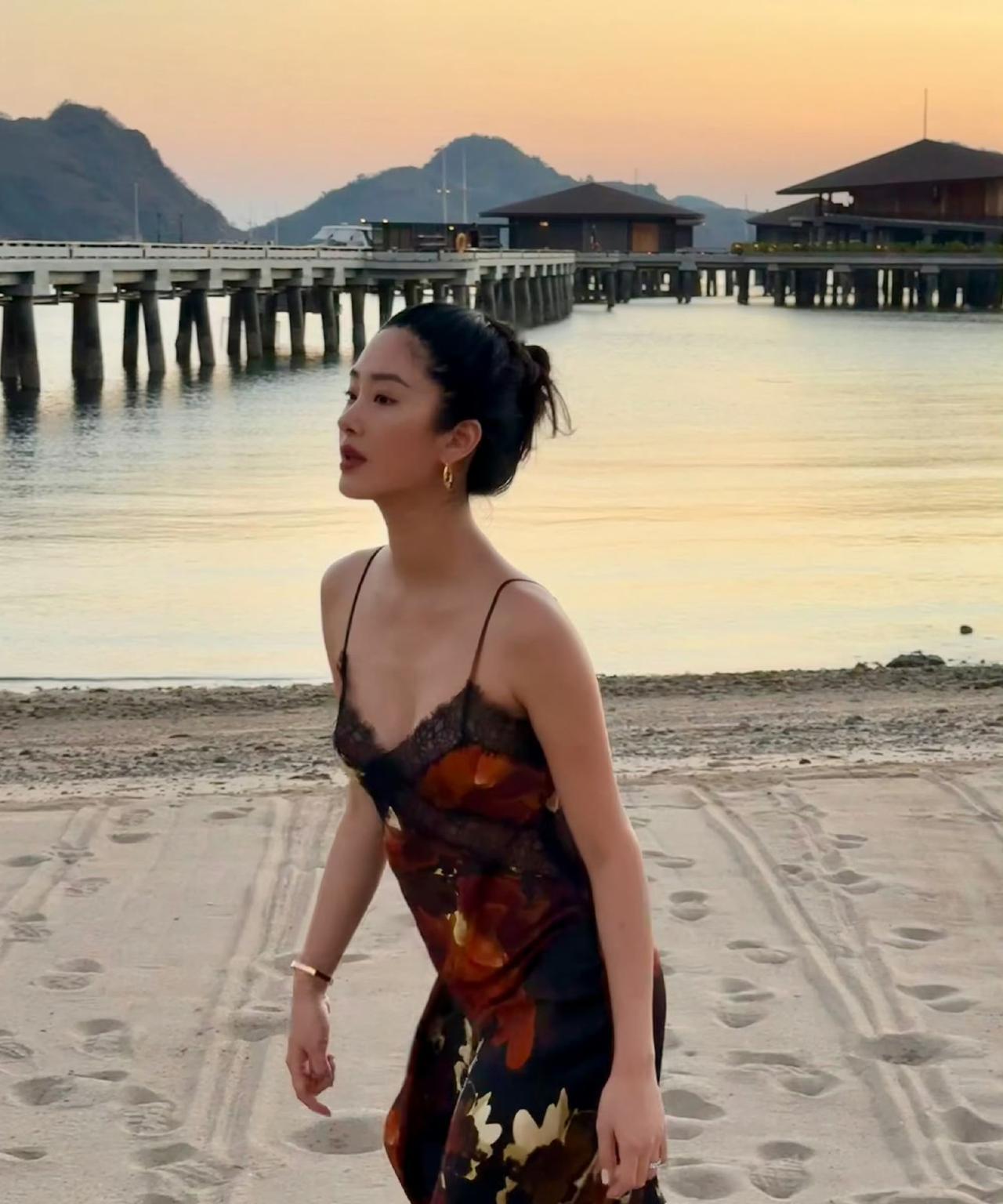 她产后才几个月吧？感觉她身材恢复的太好了，还和之前没生娃一样，感觉她应该没有喂母