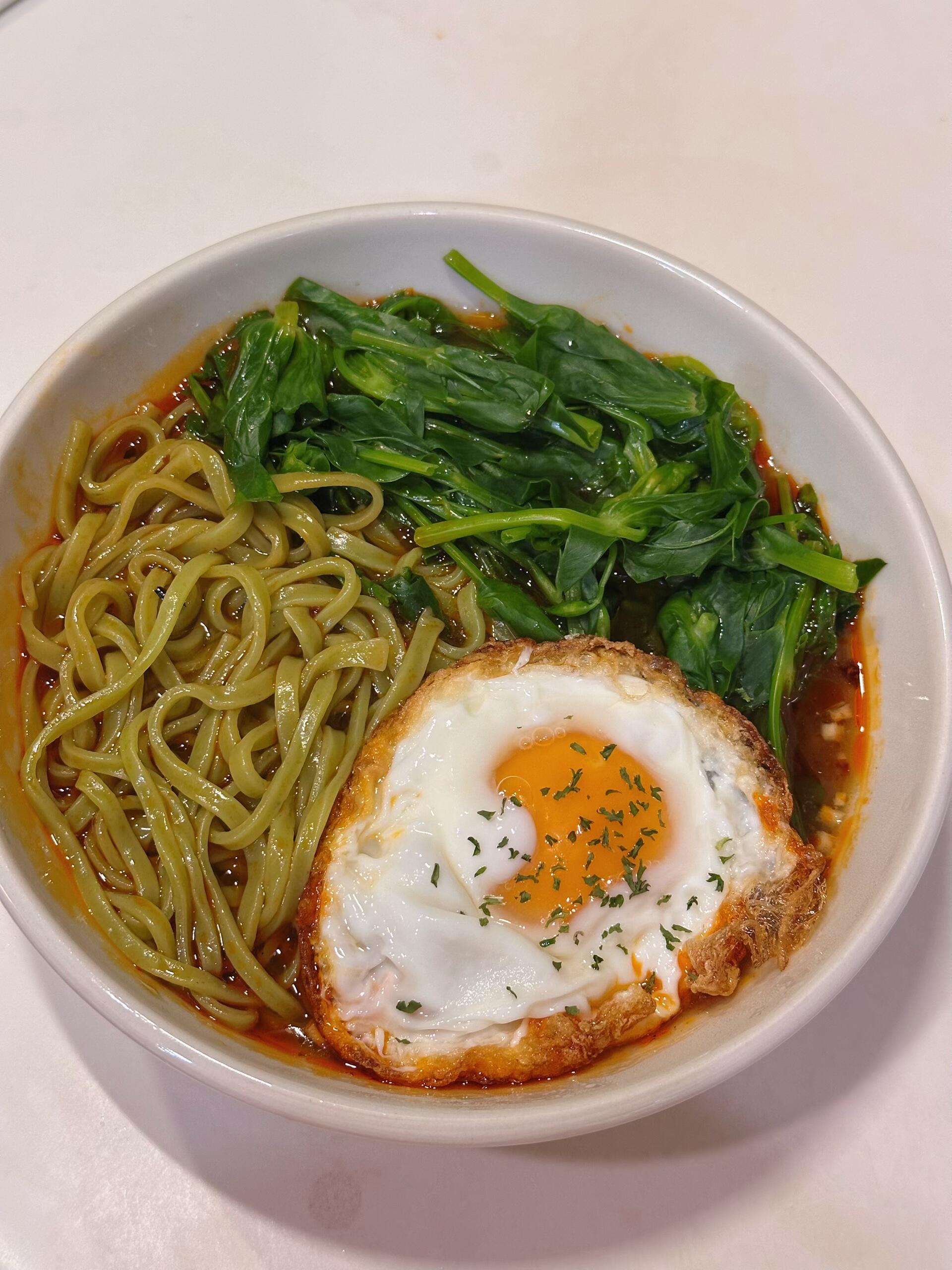 鲜到舔碗！5分钟速成豌豆尖煎蛋菠菜面，厨房小白也能零翻车救命！谁还没吃过这碗清