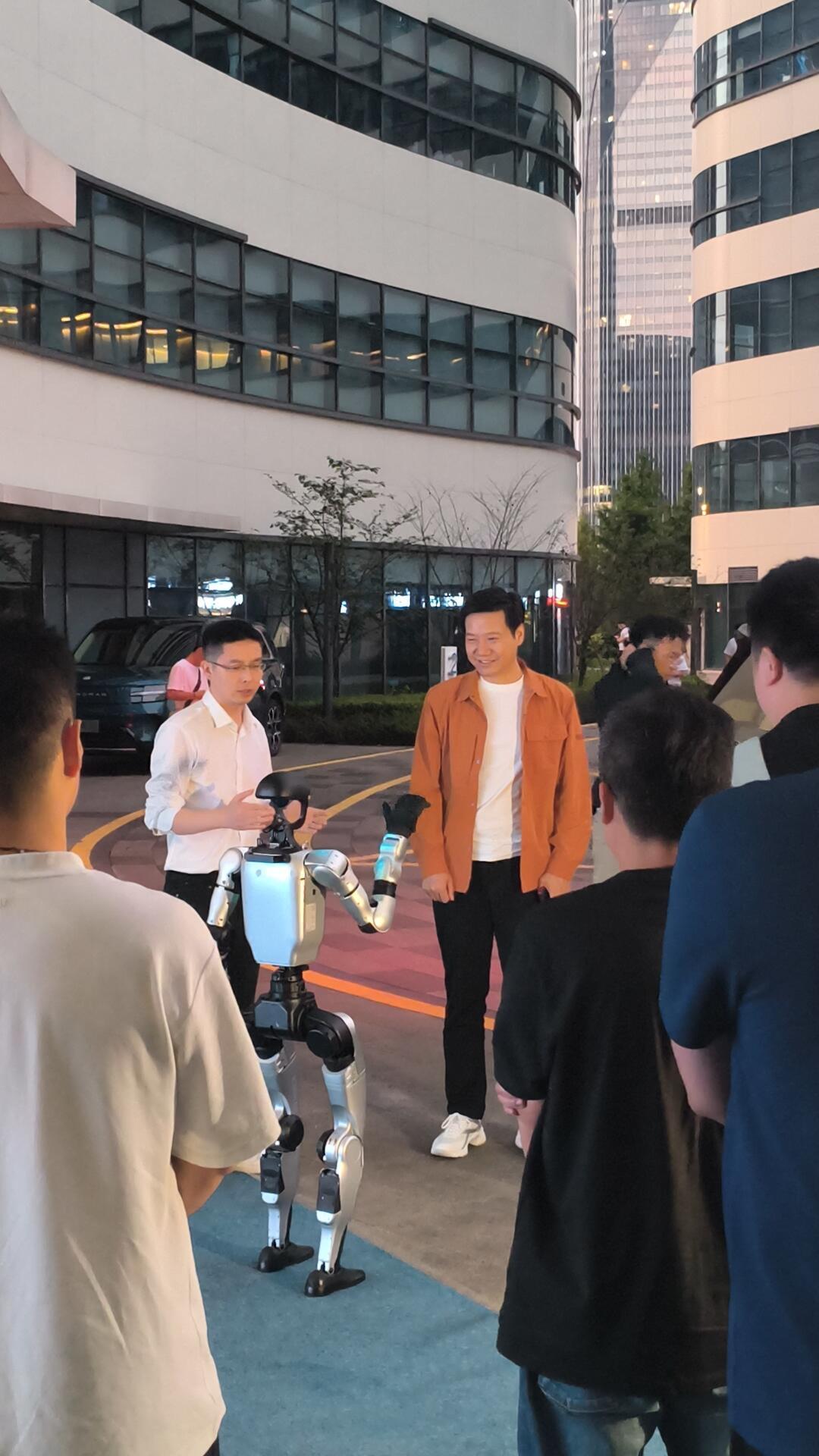 两位科技大佬，侃侃而谈，王兴兴和雷军这俩的会面，雷总眼里都是惊喜，可以听得懂！