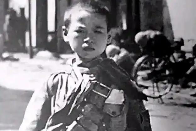 1936年，马家军要枪毙一个12岁的小红军。黑洞洞的枪口已经顶上了脑门，小红军却