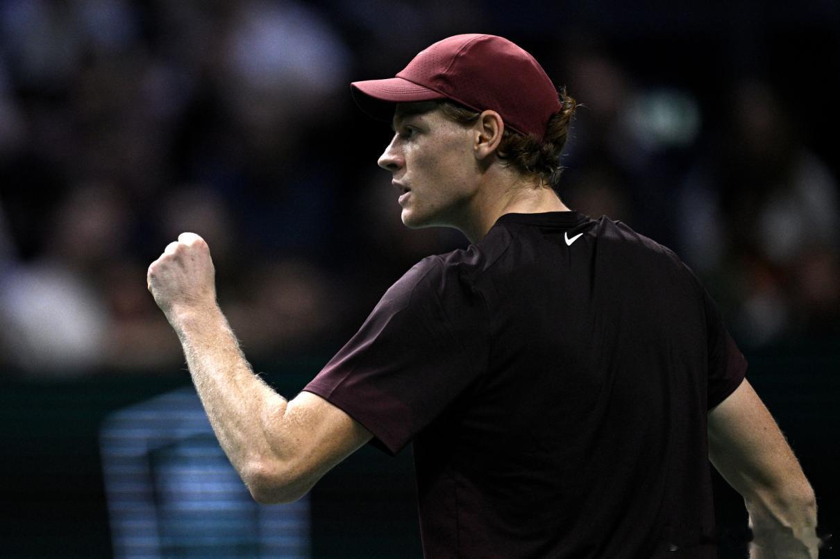 辛纳重返世界第一！辛纳首夺巴黎大师赛冠军夺得今年第五冠（澳网、温网、中网、维也