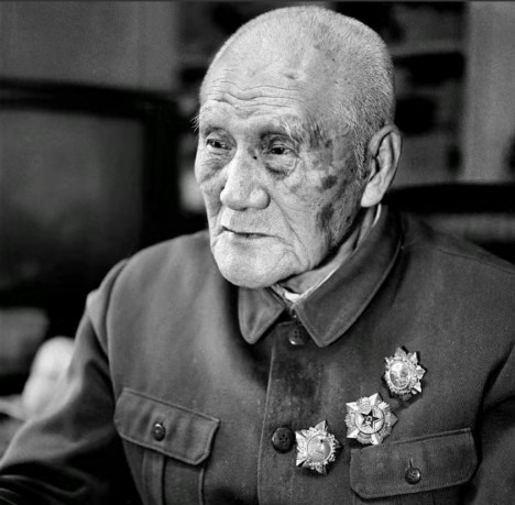 1940年秋天，毛主席去食堂时，突然一个人拎着木棍朝毛主席后脑勺砸去，千钧一发之