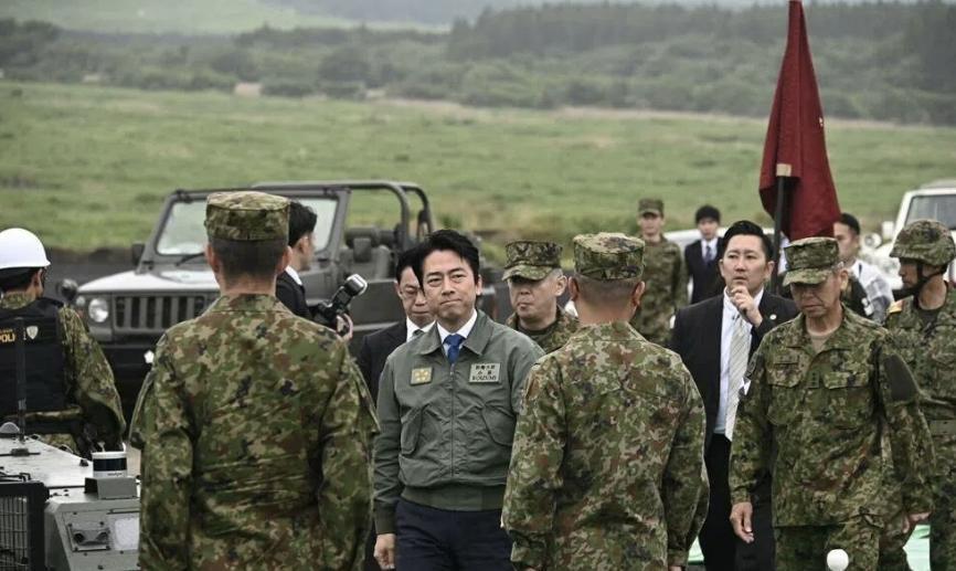 新加坡忘记了自己曾被日本法西斯侵略过，也忘记了国际条约是如何规定的。新加坡联合早