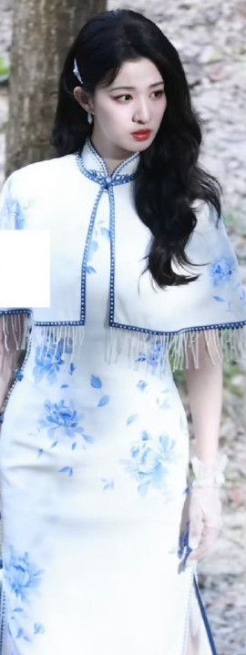 王楚然这青花瓷旗袍造型绝了！“自顾自美丽”说的就是她吧，腰臀比和瓷器一样流畅，