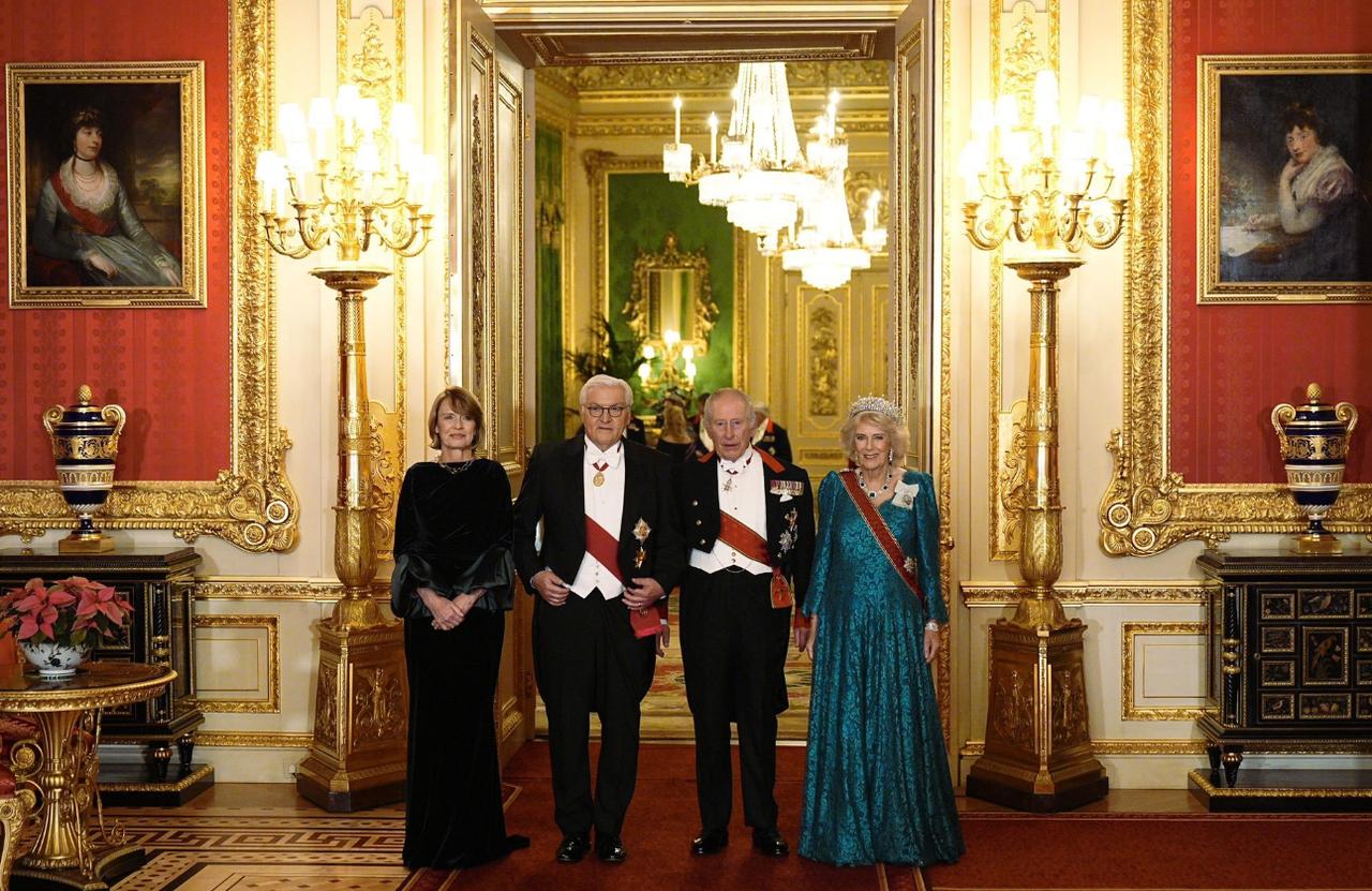 玷污王室珠宝的女人，英国和爱尔兰的女孩们，送给玛丽王后的王冠沾上了卡米拉王后的棉