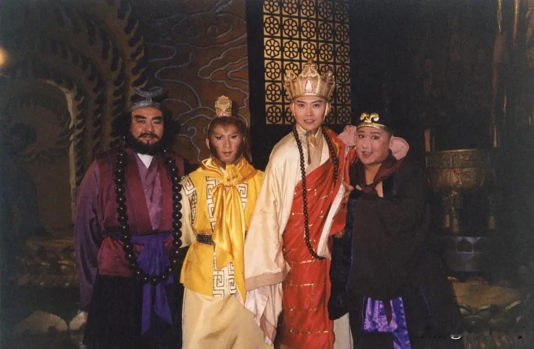 2000年，《西游记后传》中师徒四人的合影，有人说是高仿，有人说是神似，更有人说