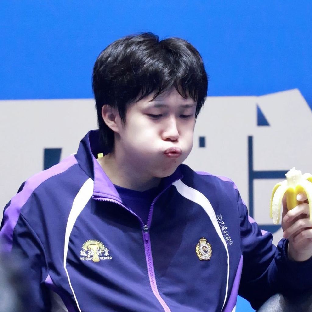 我要搂着介个小萌娃😖😖😖😖这小宝宝吃个香蕉🍌正面侧面萌成这样！！！给人萌吐血！！！！#王楚