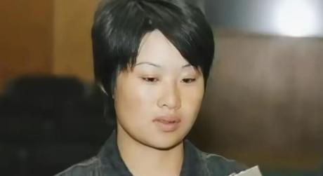 2003年9月10日凌晨，北京一家饭店的女服务员宿舍里，19岁的服务员吴金艳拿一