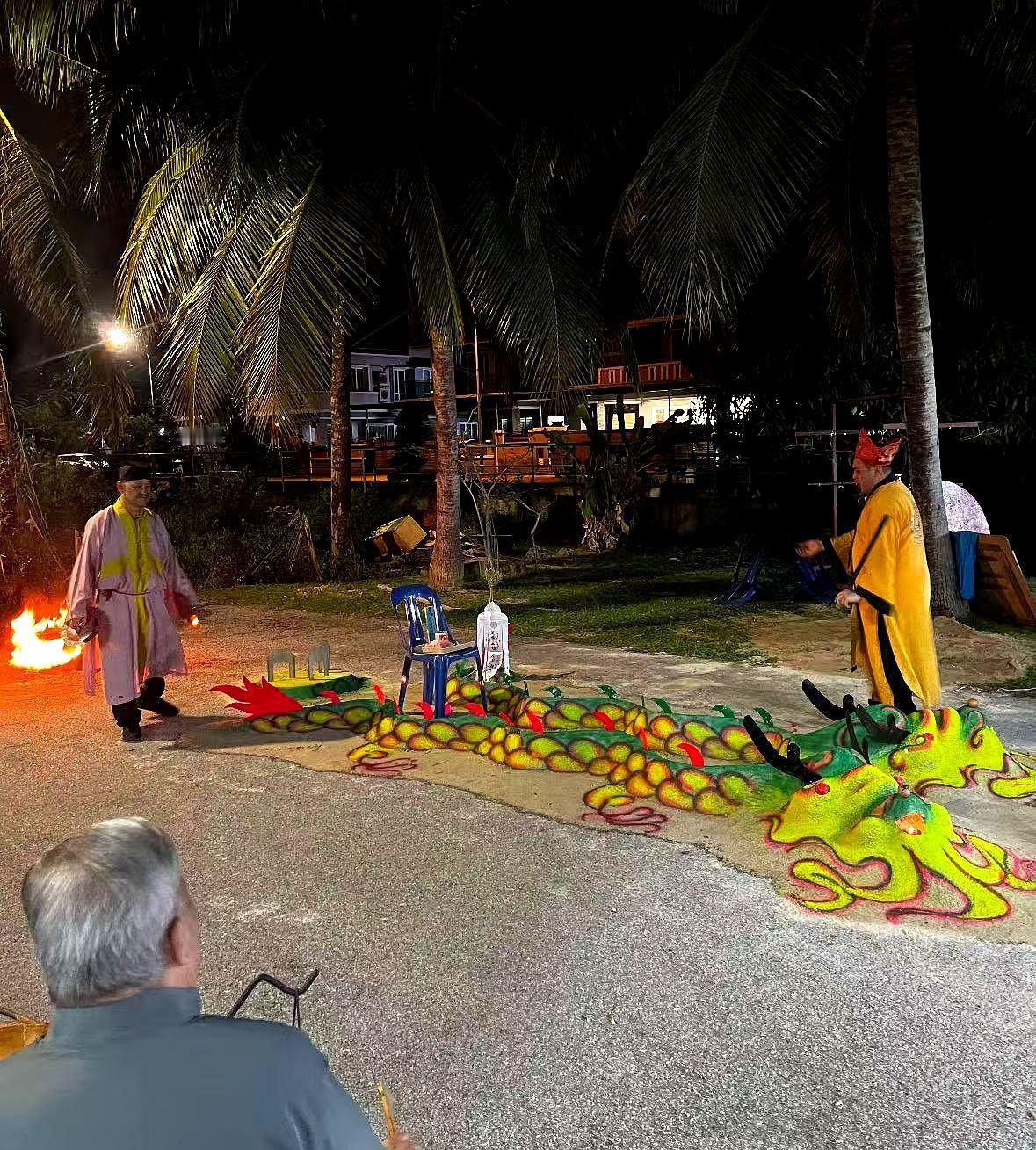 隔壁村一个老头没了。他儿子在北京做科研，再没踏进村口一步。儿子给他装了监控和