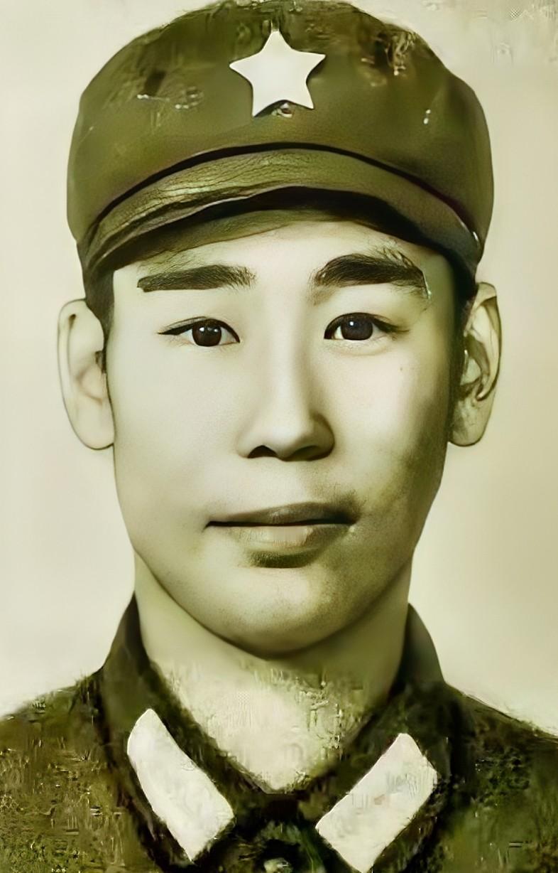 1979年2月，姜利民趁黑夜摸上越军阵地，越军没有发现他。谁知，他突然打开手电筒