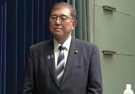 日本首相石破茂突然宣布辞职，这事儿乍一听挺意外，但仔细琢磨，这背后跟美国脱不了干