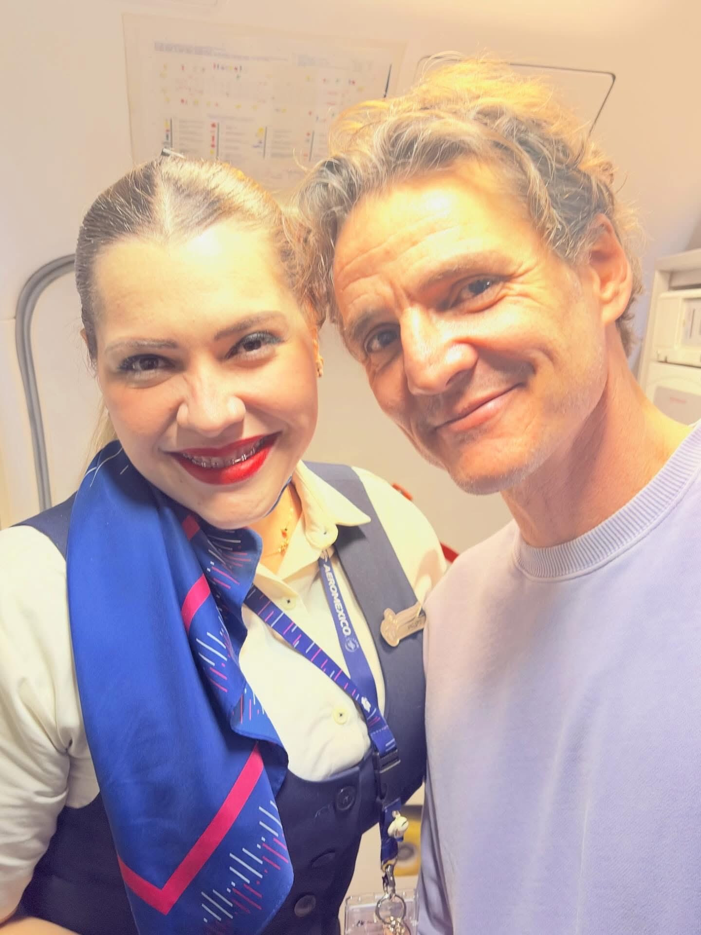 角度和光线真的很重要...PedroPascal最近和空姐粉丝合影