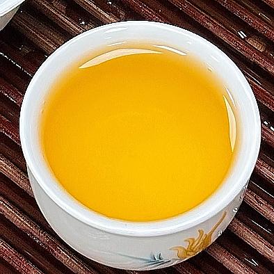 普洱茶圈有句老话：无梗不甜，无叶不厚。买卖纯芽的，不是傻子就是骗子。无梗不甜