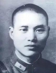 夏天的一个傍晚，沈醉奉戴笠之命带着十几个特务到上海江湾去搜捕几个正在开会的共产党