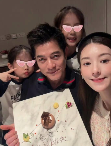 不被看好的一对其实一直这么幸福啊。天王郭富城和方媛结婚以来一直不被人看好，因