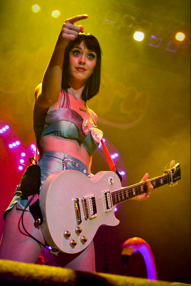 水果姐KatyPerry今天在RockInRioLisboa摇滚音乐节穿