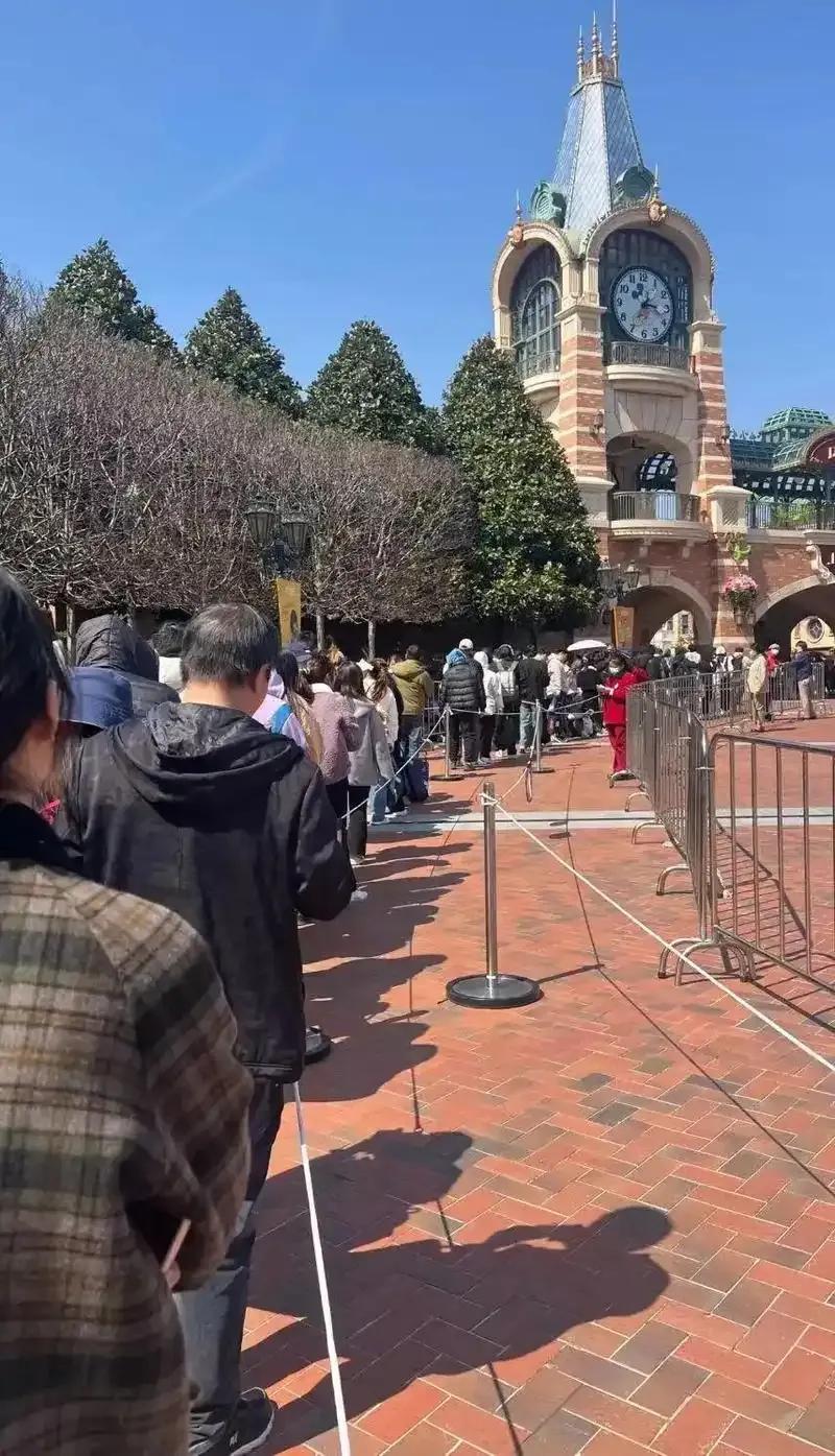 今天我们说公平逻辑。上海迪士尼那个爸爸带女儿排队3小时当场崩溃的视频，前几天刷爆