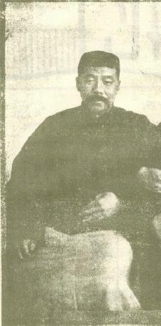 1927年1月18日深夜，天津军警督察处院子里，一个24岁的年轻人跪在地上，声嘶