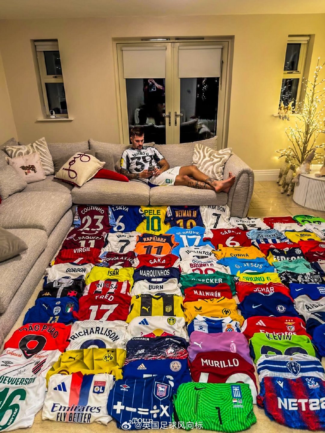 【球衣收集控】纽卡斯尔中场布鲁诺-吉马良斯，在家里的大厅，展示他收集到的球衣，当